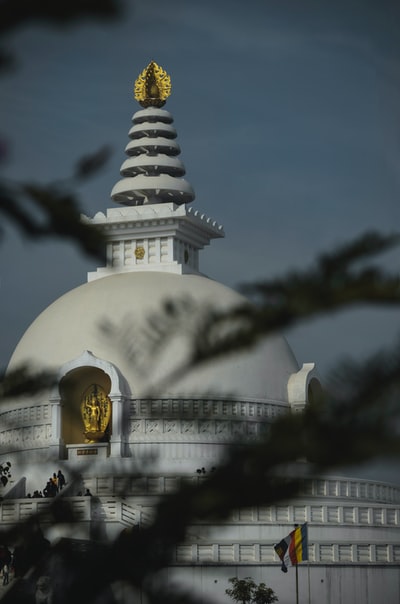 白色和金色的寺庙在白云白天
